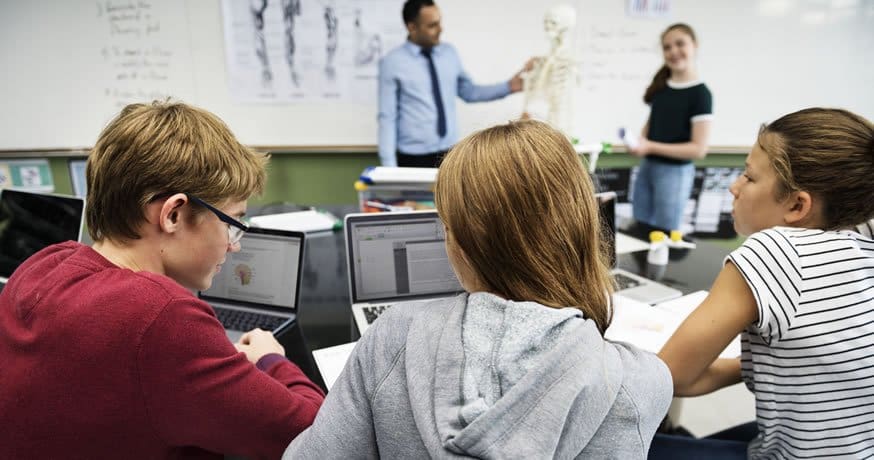 Estudantes com o professor em sala de aula